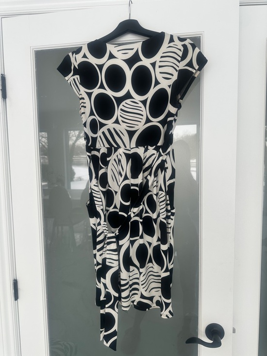 le chateau Black & White Geometric V-Neck Mini Dress - Picture 2 of 3